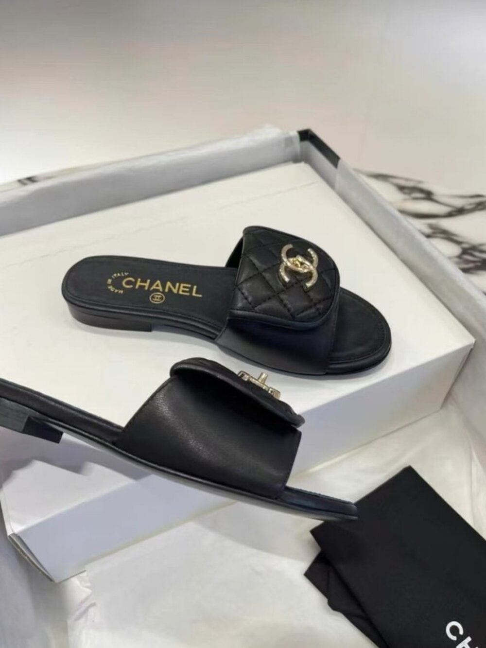 CHANEL Lambskin Diamond Quilt Gold Interlocking CC Flat Mules - Picture 5 of 6
